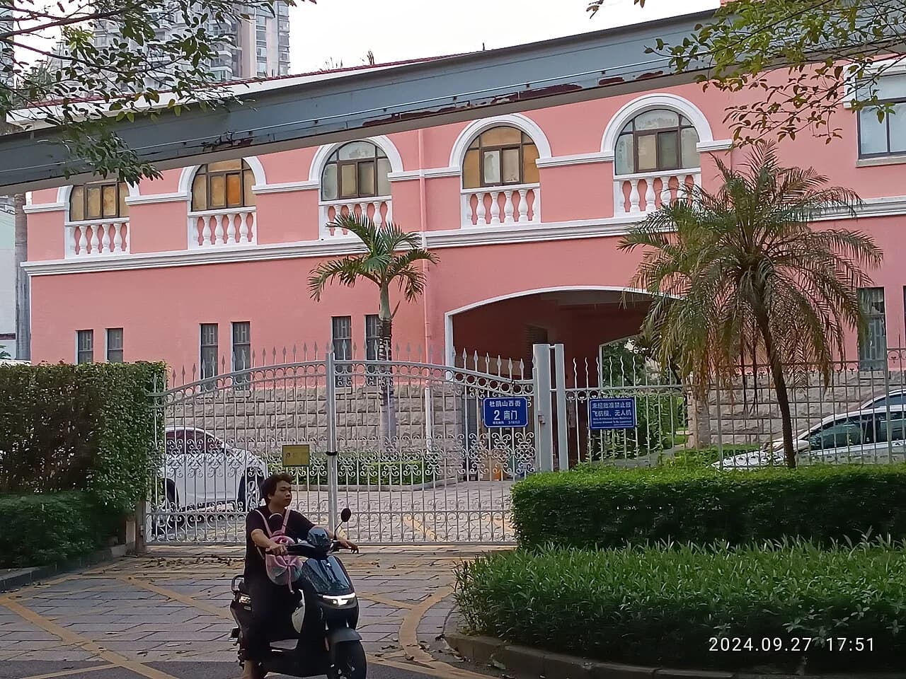 The Qiaocheng West Street approach near Happy Valley, photographed in September 2024.