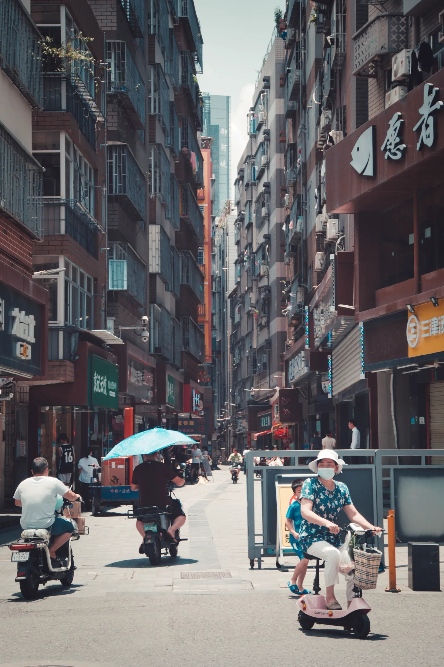 住宅高樓間繁忙的深圳街區