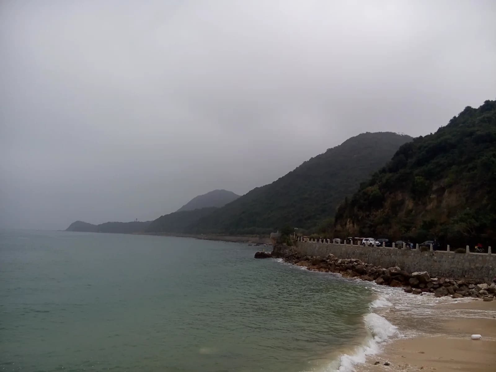 楊梅坑綠色山坡與大鵬岩岸相接