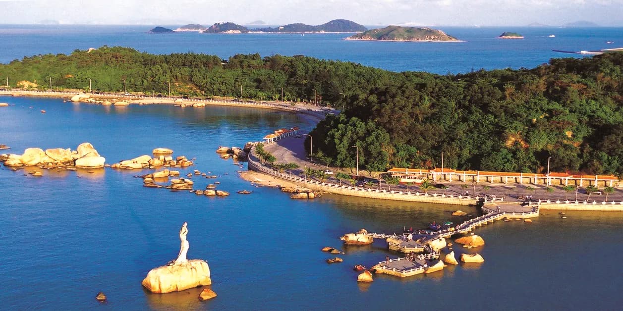 Lovers' Road following the waterfront in Zhuhai