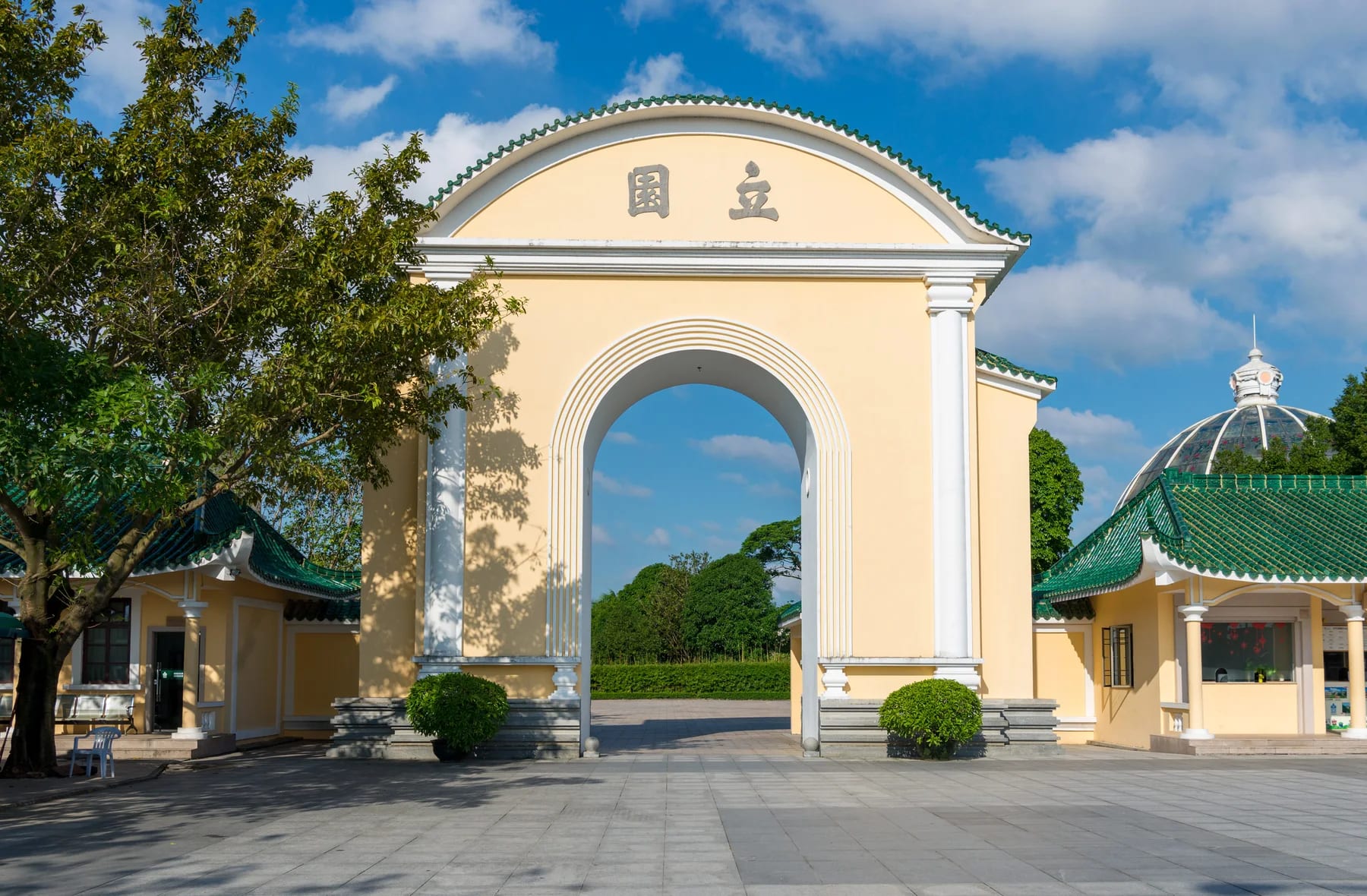 Garden architecture and water at Li Garden