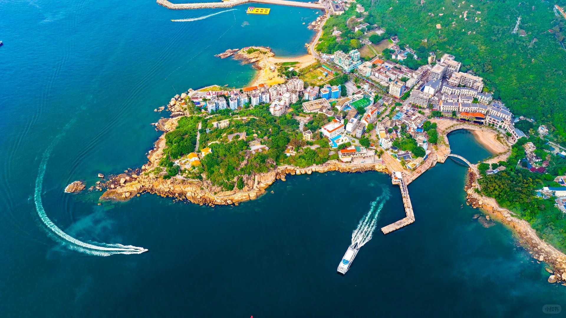 Wailingding Island village, beach and harbour seen from above