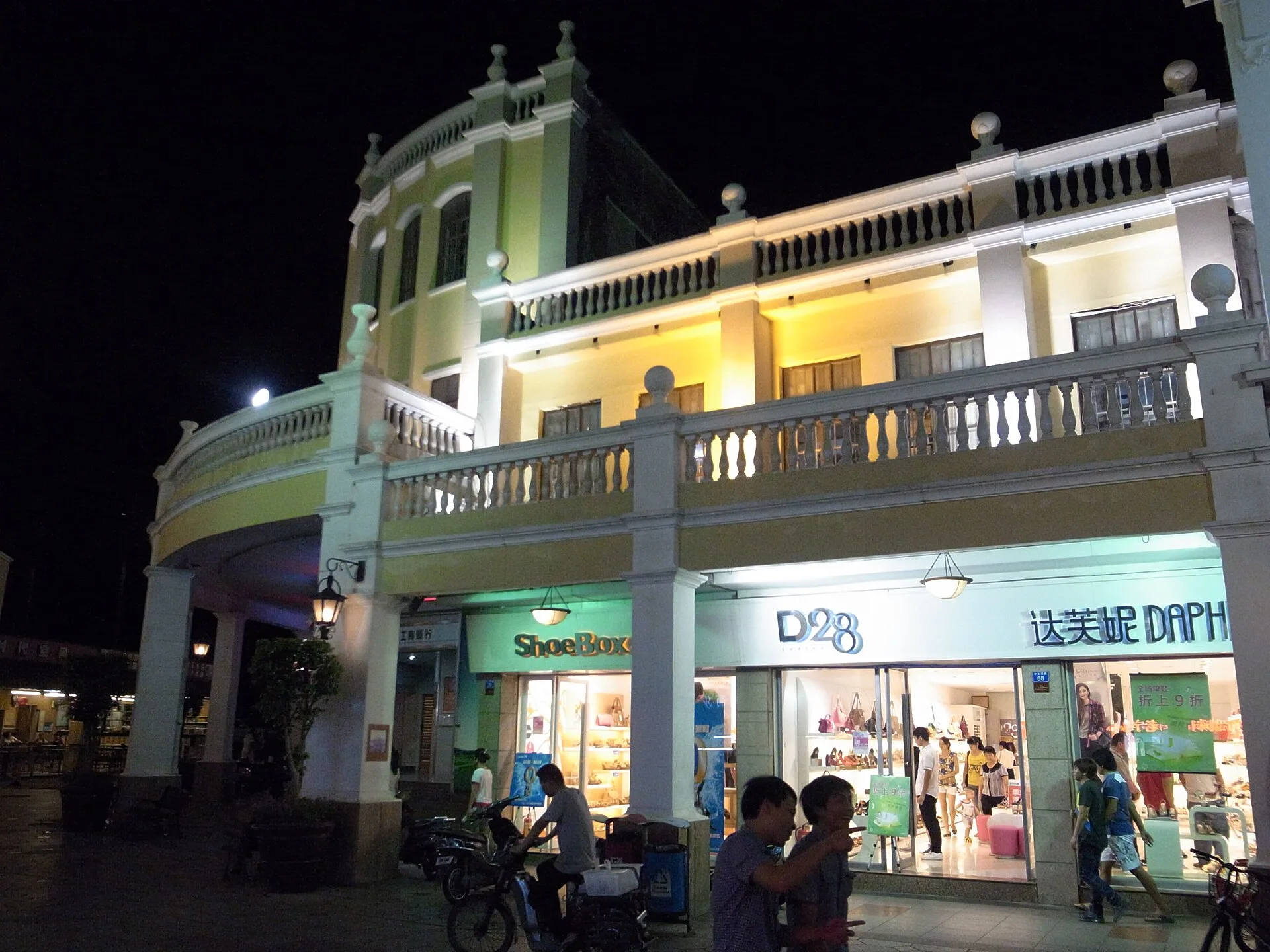 Arcaded facades along Sunwen West Road in Zhongshan