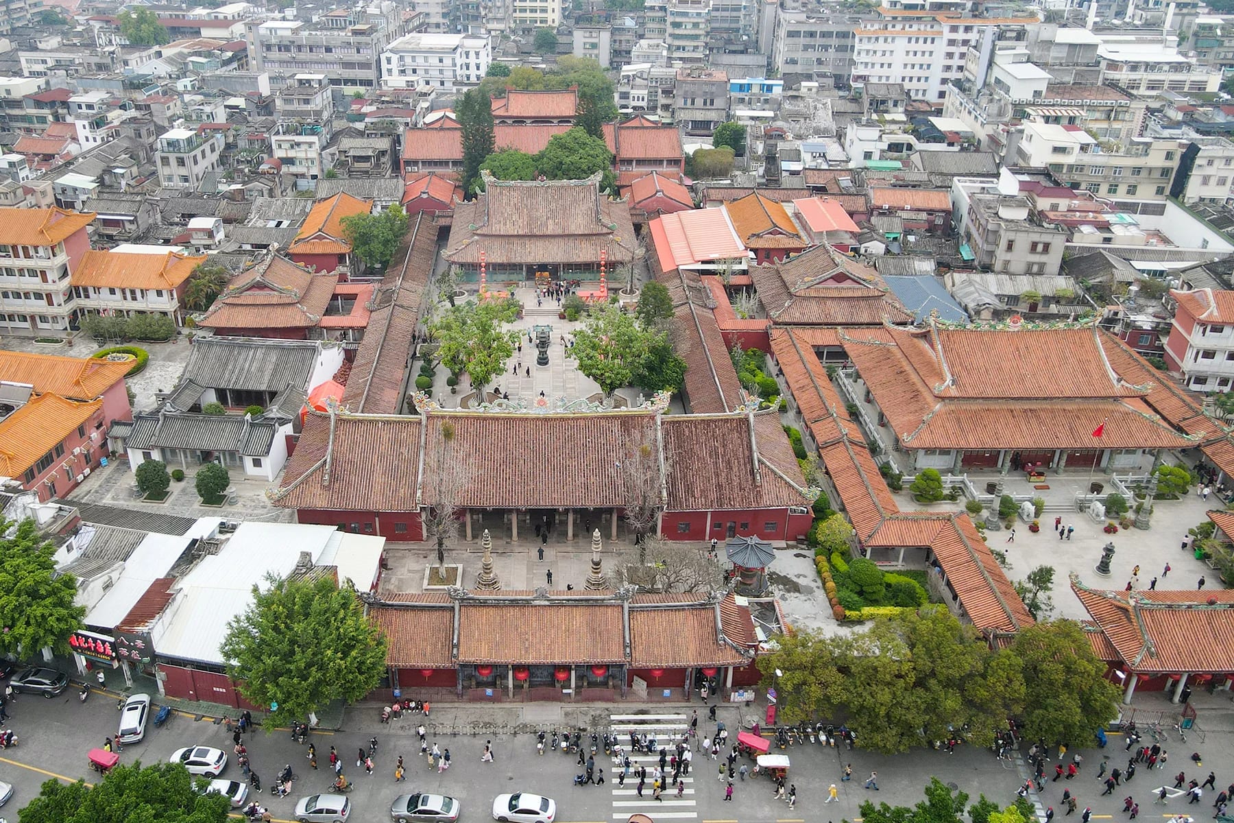 Courtyard and hall at Kaiyuan Temple in Chaozhou