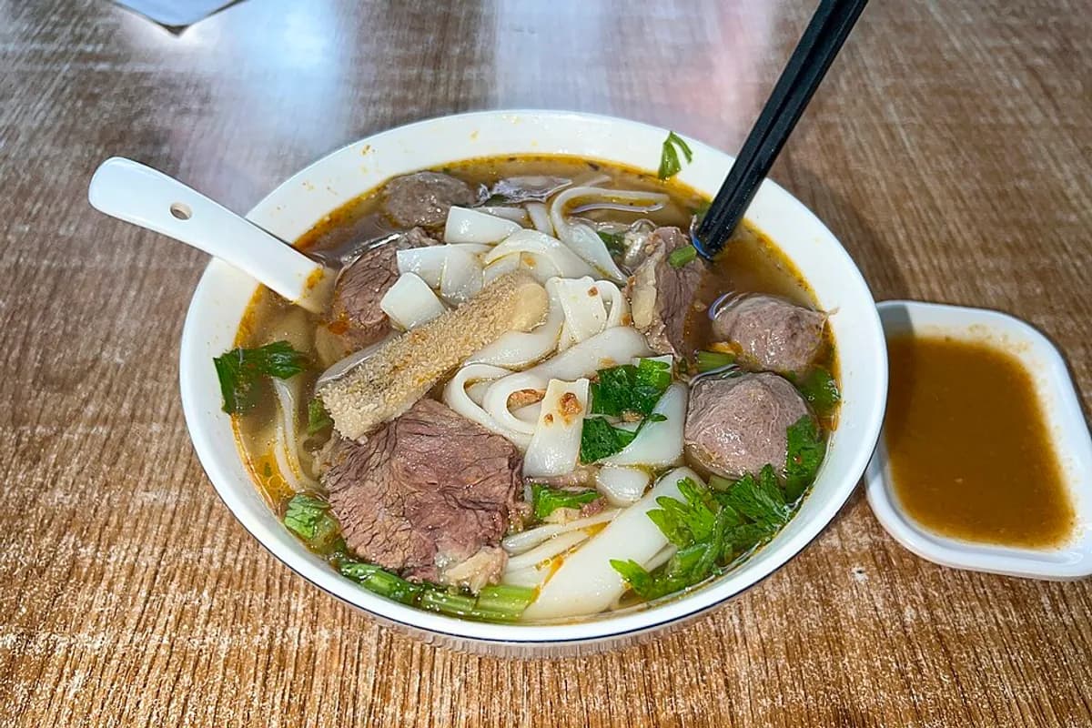 配牛肉丸與清湯的潮汕粿條湯