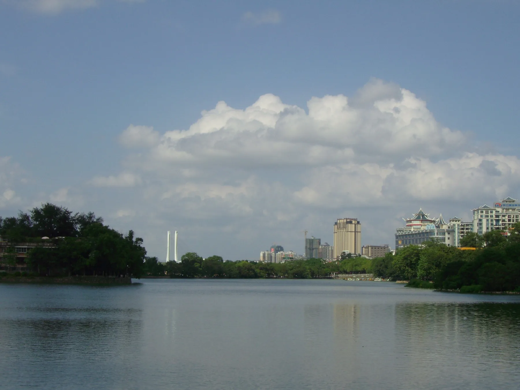 Water, bridges and green banks at Huizhou West Lake