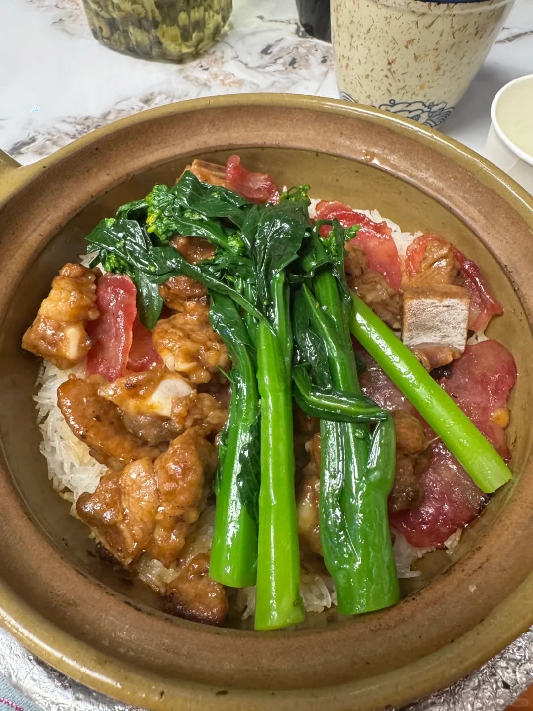 瓦煲內的排骨臘腸飯與青菜