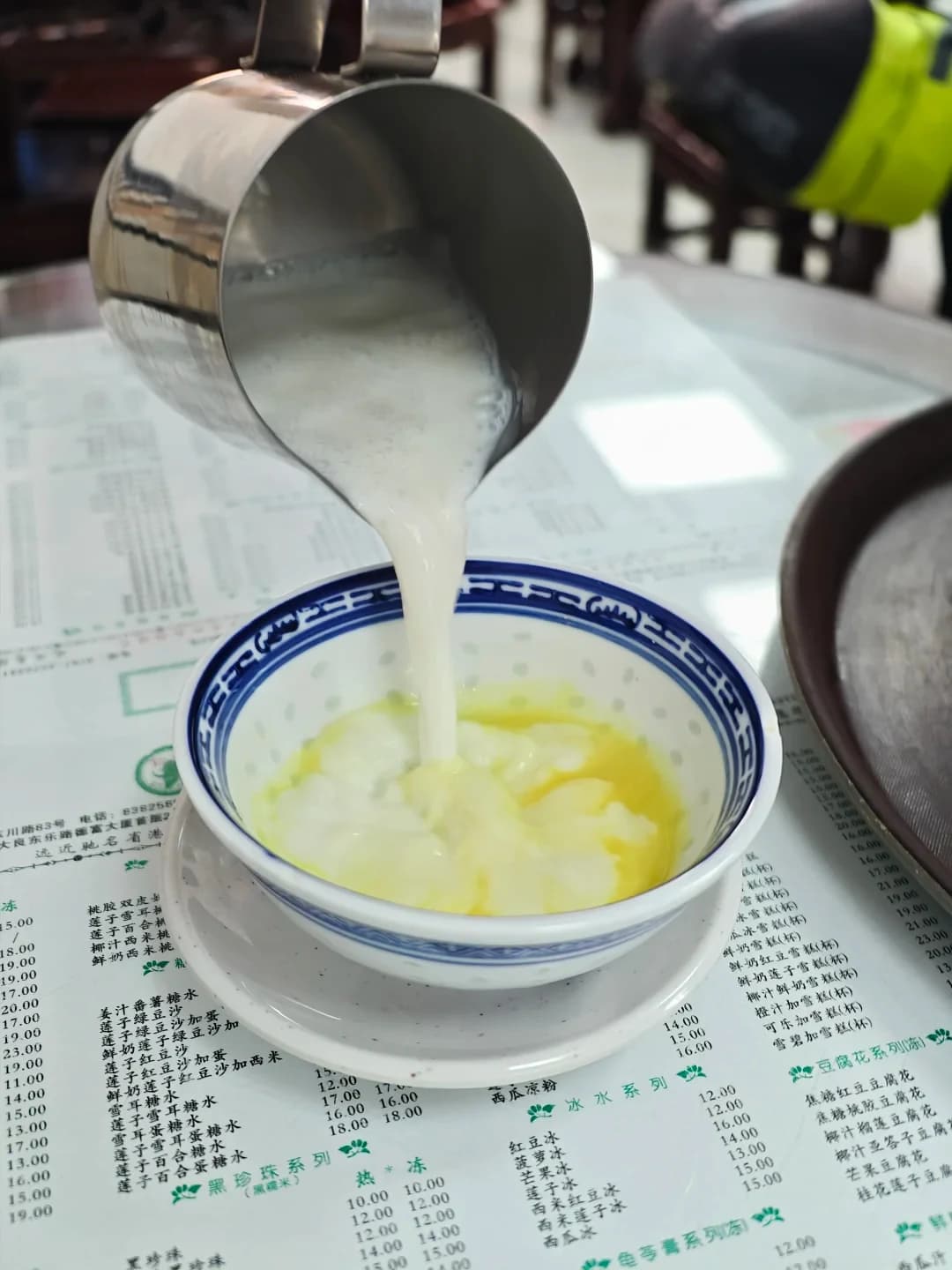 把熱牛奶倒入薑汁,製作薑撞奶