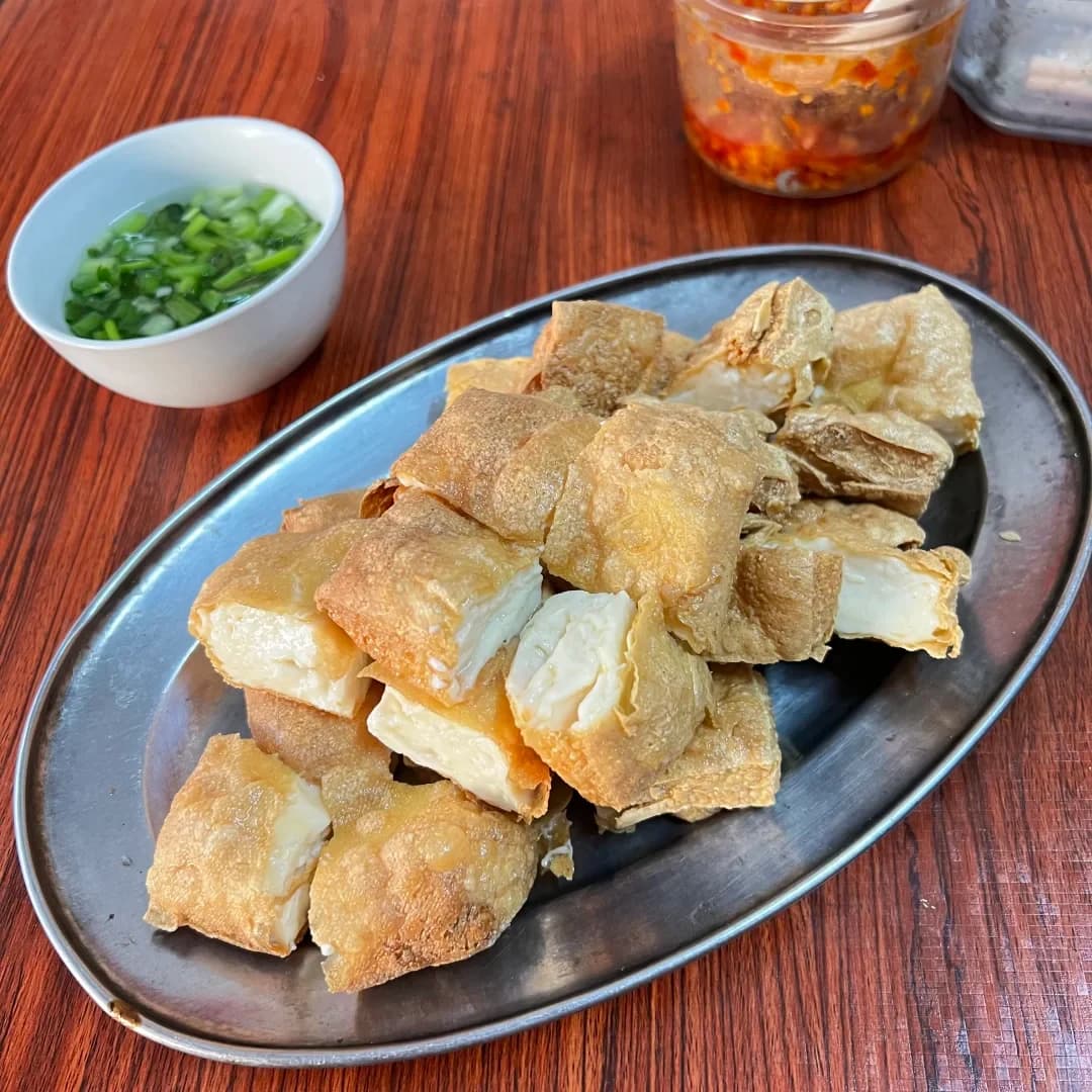 炸普寧豆腐與韭菜蘸汁,切面露出嫩滑豆腐