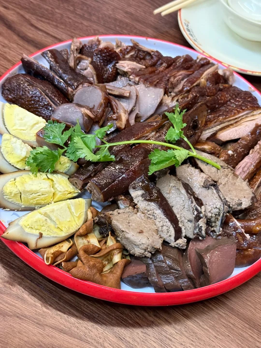切片鹵鵝與鹵蛋拼盤