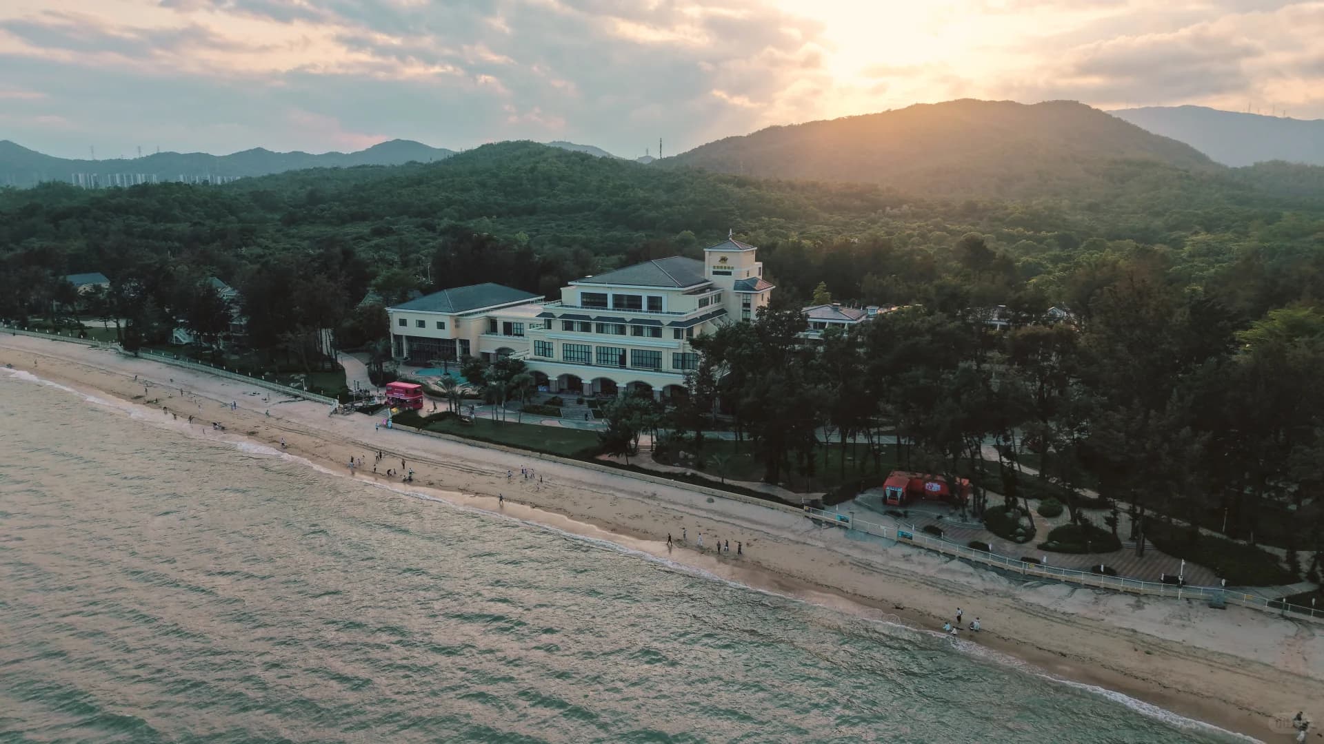 Quiet shoreline and beachfront guesthouses at Jiaochangwei near sunset