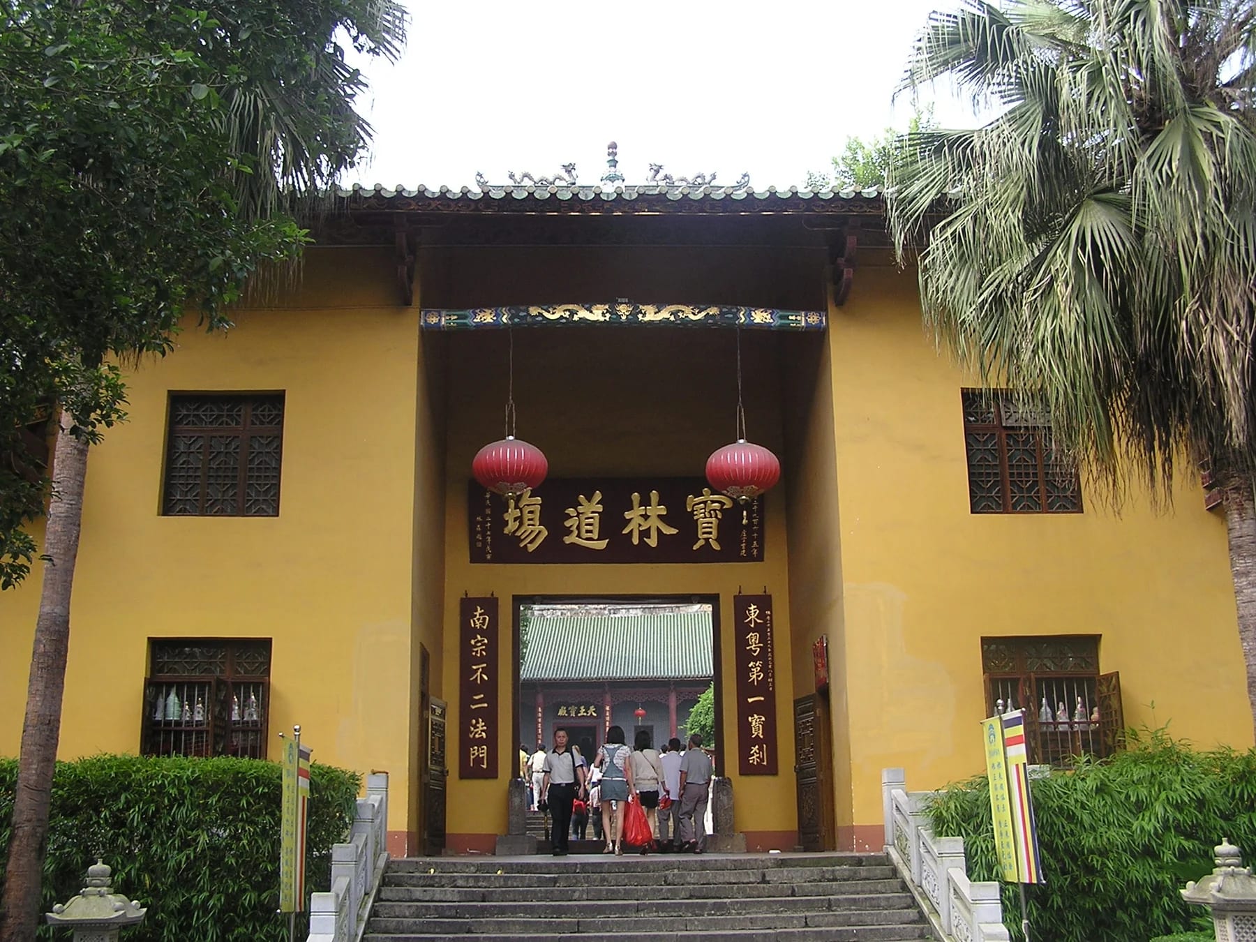 Yellow entrance hall at Nanhua Temple